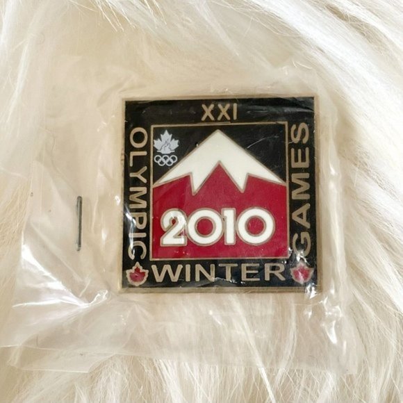 Hudson’s Bay Olympics 2010 XXI Winter Olympic Games Vancouver Canada pin - Picture 1 of 4